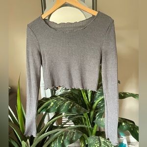 Cropped long sleeve shirt with scallop hems